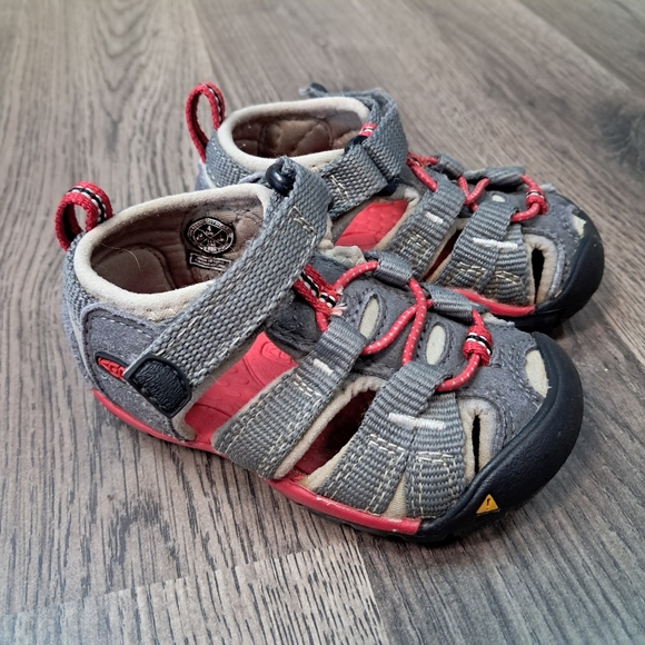 Keen Toddler Size 4 Red And Grey Sandals Hiking Closed Toe - Picture 2 of 7